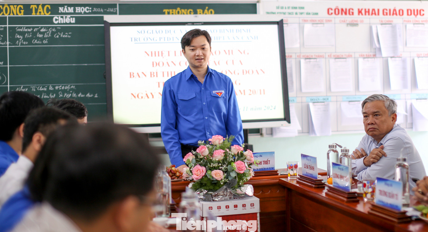 Anh Nguyễn Minh Triết - Bí thư T.Ư Đoàn thăm, tặng quà Trường Phổ thông dân tộc nội trú THCS & THPT Vân Canh. Ảnh: Trương Định Anh Nguyễn Minh Triết - Bí thư T.Ư Đoàn thăm, tặng quà Trường Phổ thông dân tộc nội trú THCS & THPT Vân Canh. Ảnh: Trương Định