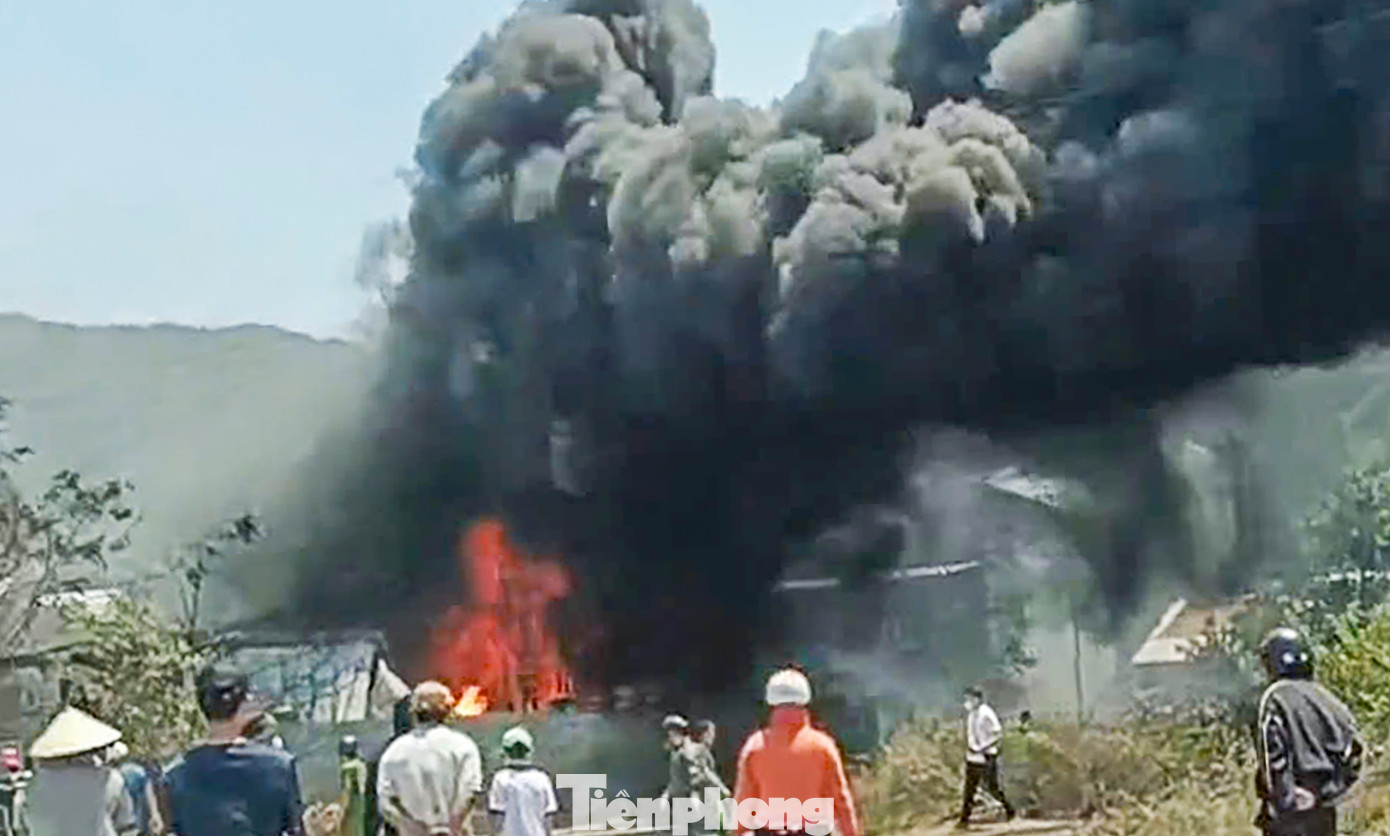 Đám cháy lớn dữ dội, cột khói đen bốc cao hàng chục mét, kèm theo tiếng nổ lớn khiến người dân một phen hốt hoảng. Đám cháy lớn dữ dội, cột khói đen bốc cao hàng chục mét, kèm theo tiếng nổ lớn khiến người dân một phen hốt hoảng.