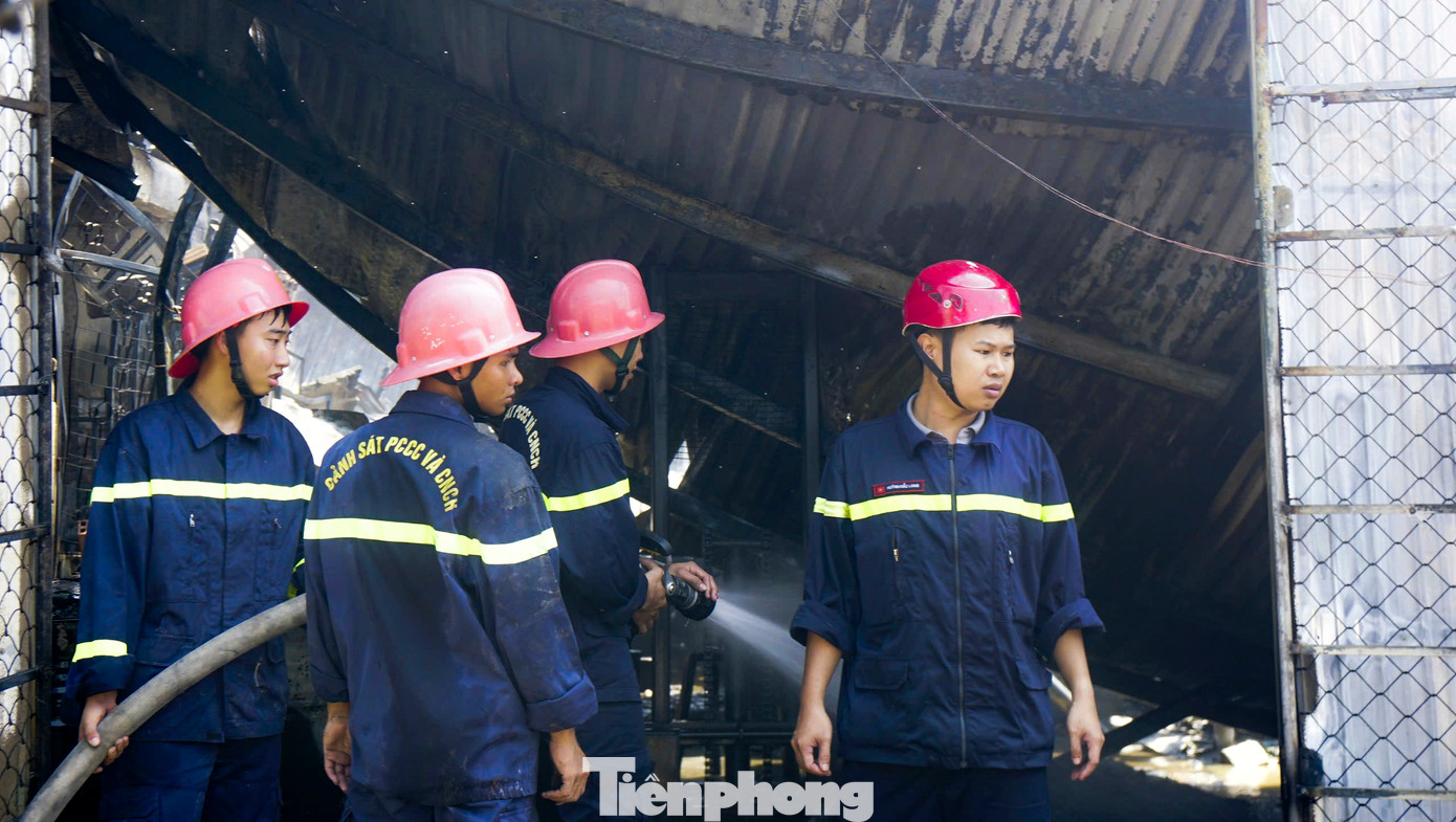 Các chiến sĩ cảnh sát PCCC tham gia dập lửa. Các chiến sĩ cảnh sát PCCC tham gia dập lửa.