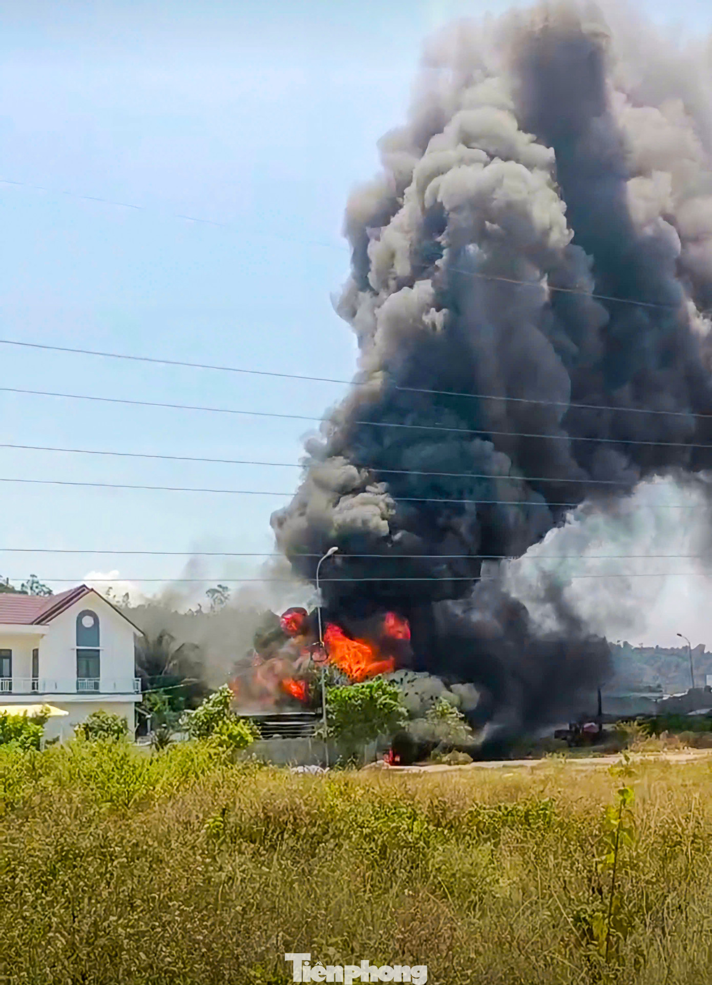 Đám cháy bùng dữ dội, cột khói cao hàng chục mét. Đám cháy bùng dữ dội, cột khói cao hàng chục mét.