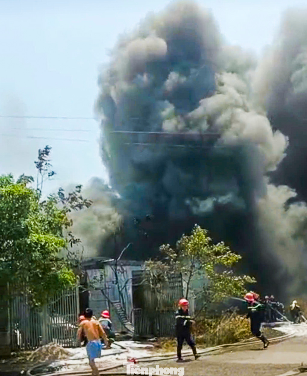 Lực lượng chữa cháy được huy động đến hiện trường dập lửa. Lực lượng chữa cháy được huy động đến hiện trường dập lửa.