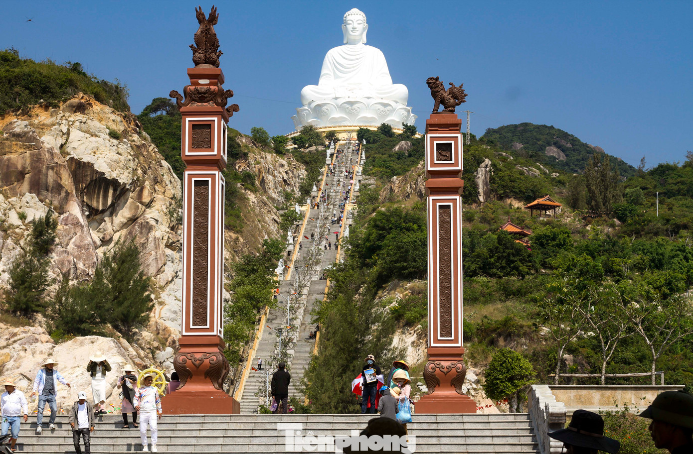 Vài năm trở lại đây, số lượng người đến dự lễ chùa Ông Núi đông hơn, do gần chùa có tượng Phật ngồi được cho là lớn nhất Đông Nam Á.