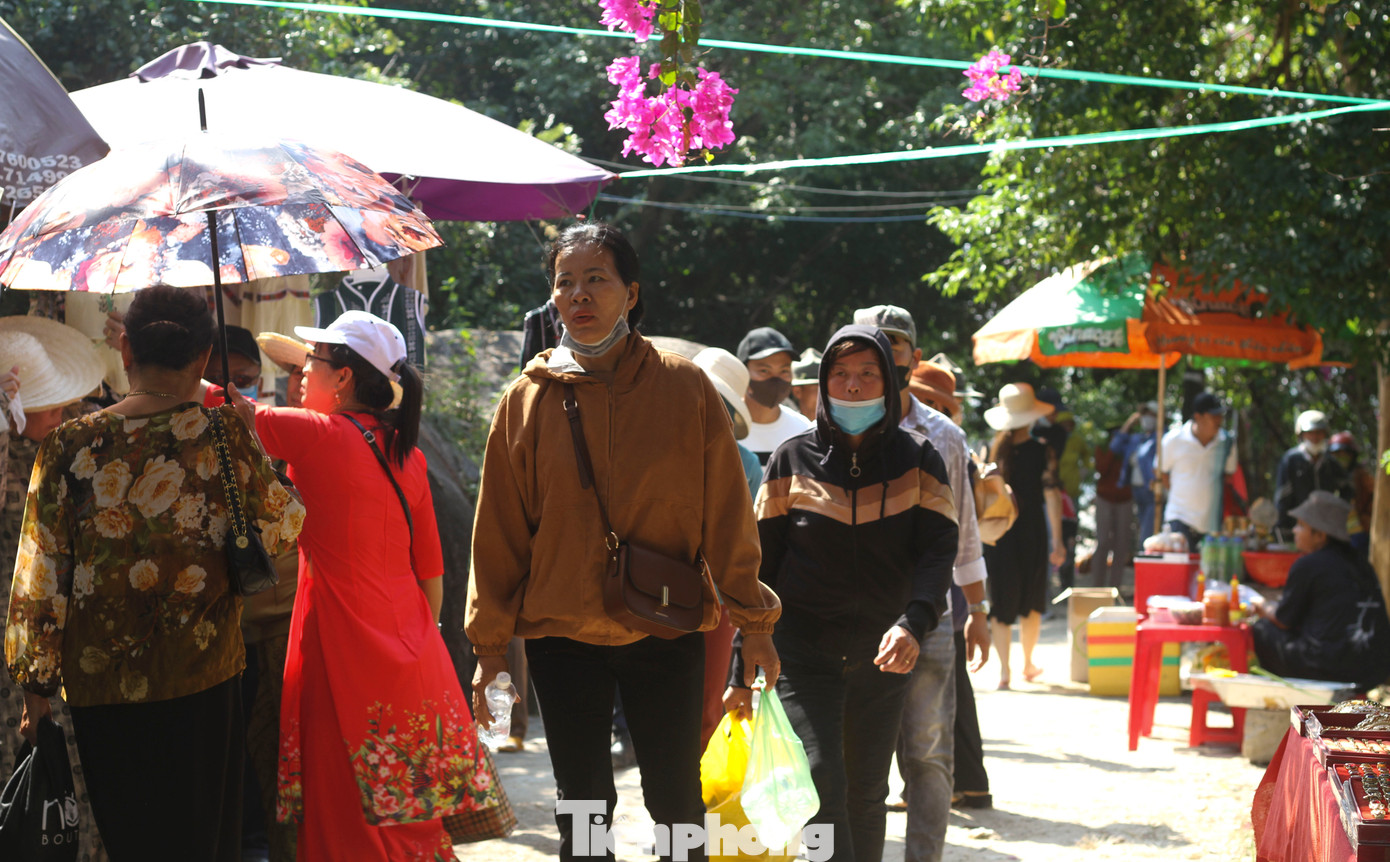 Ông Nguyễn Văn Thắng (40 tuổi, Gia Lai) cho biết mọi năm cứ đến dịp này gia đình lại sắp xếp công việc để đi lễ chùa Ông Núi. Sáng nay, gia đình cũng mang ít hoa quả làm lễ, trước hết để cầu mong một năm bình an, sức khỏe cho bản thân và gia đình, ngoài ra cũng là dịp tham quan, du lịch.