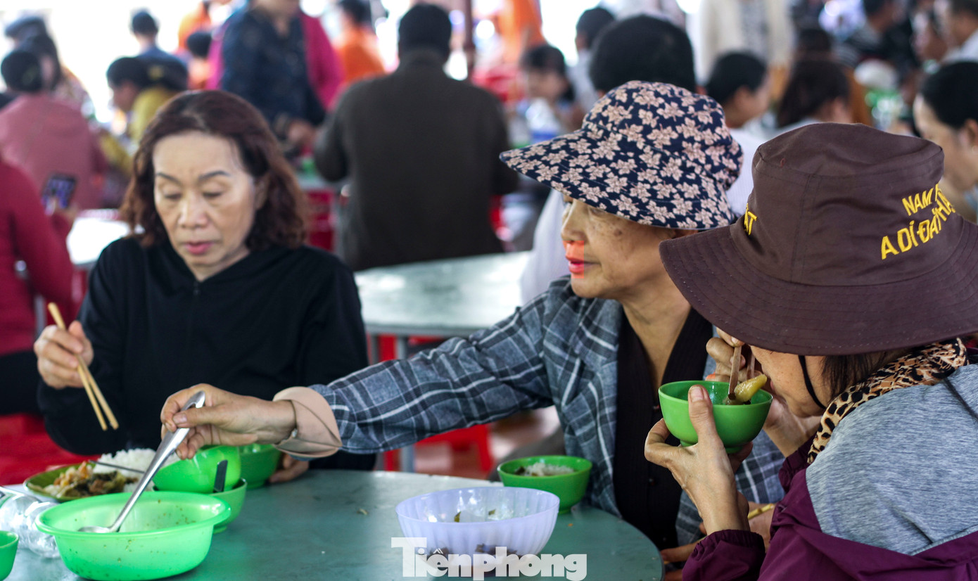 Đến với chùa Ông Núi dịp này, người dân, du khách còn được cùng nhau dùng bữa cơm chay.