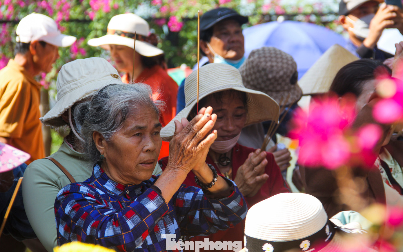 Người dân, du khách thắp hương tại chùa.