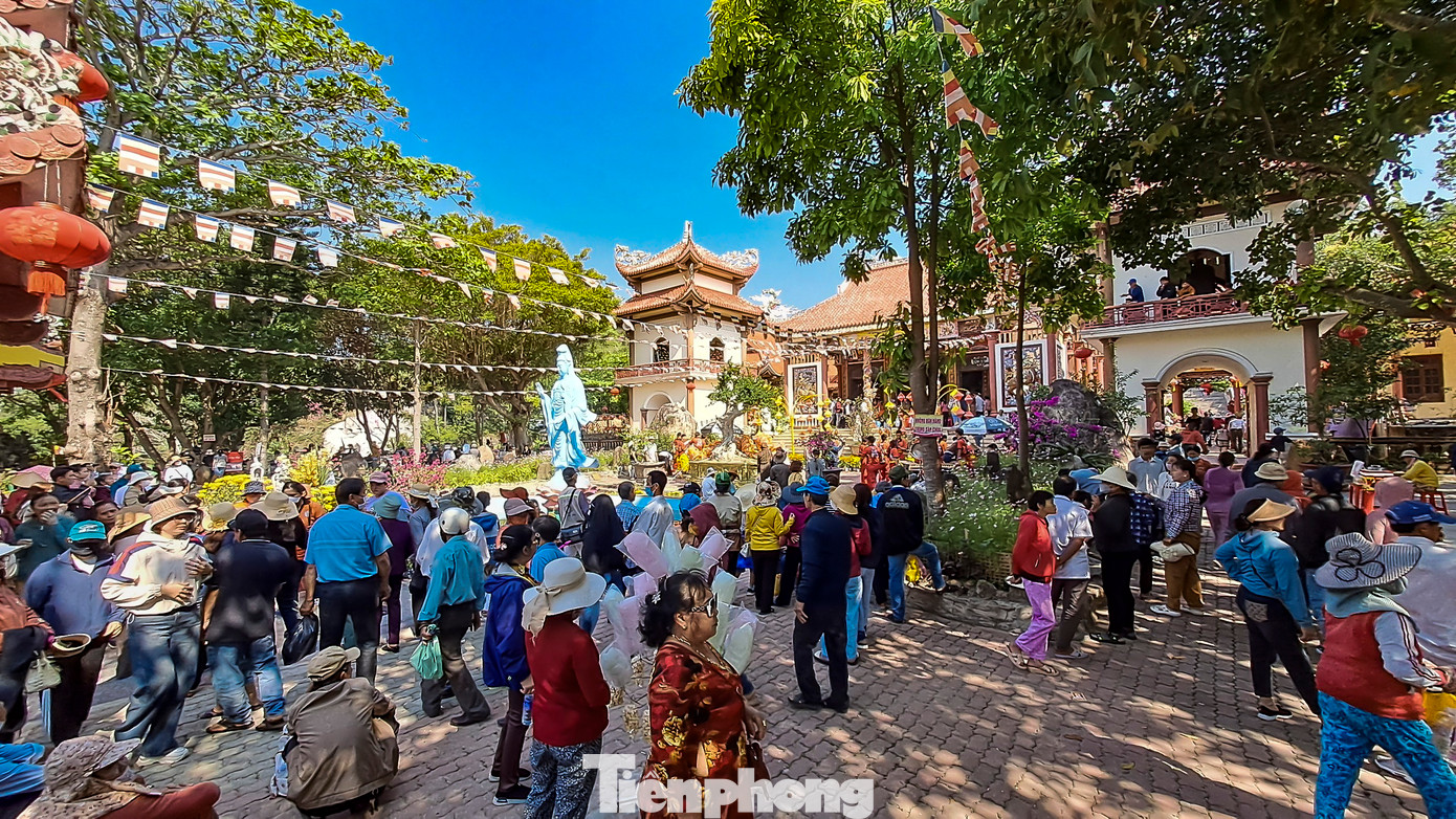 Chùa Ông Núi (còn gọi là Linh Phong thiền tự) có lịch sử hơn 300 năm, tọa lạc lưng chừng đỉnh Chóp Vung trên dãy núi Bà ở thị trấn Cát Tiến, huyện Phù Cát, tỉnh Bình Định.