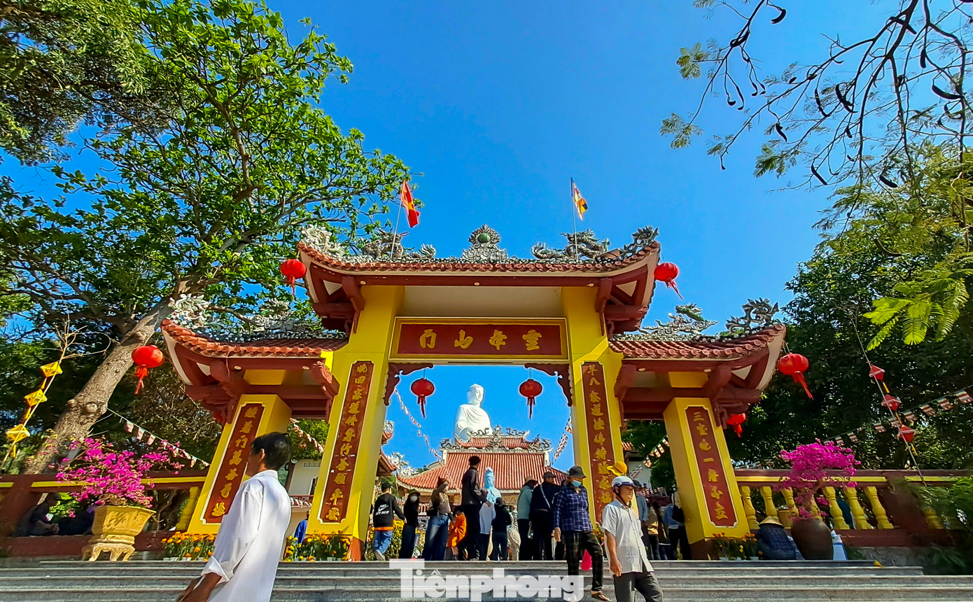 Theo sách xưa chép lại, năm Nhâm Ngọ 1702, có một người tên gọi Lê Ban (tức thiền sư Tịnh Giác - Thiện Trì) đến núi này tu hành. Sư dựng một mái chùa bằng cỏ tranh, sống thanh bần trên núi, dùng vỏ cây làm quần áo. Dân trong vùng gọi sư là Mộc Y Sơn Ông (tức “ông núi mặc áo vỏ cây”). Do vậy, ngôi chùa này có tên là chùa Ông Núi.