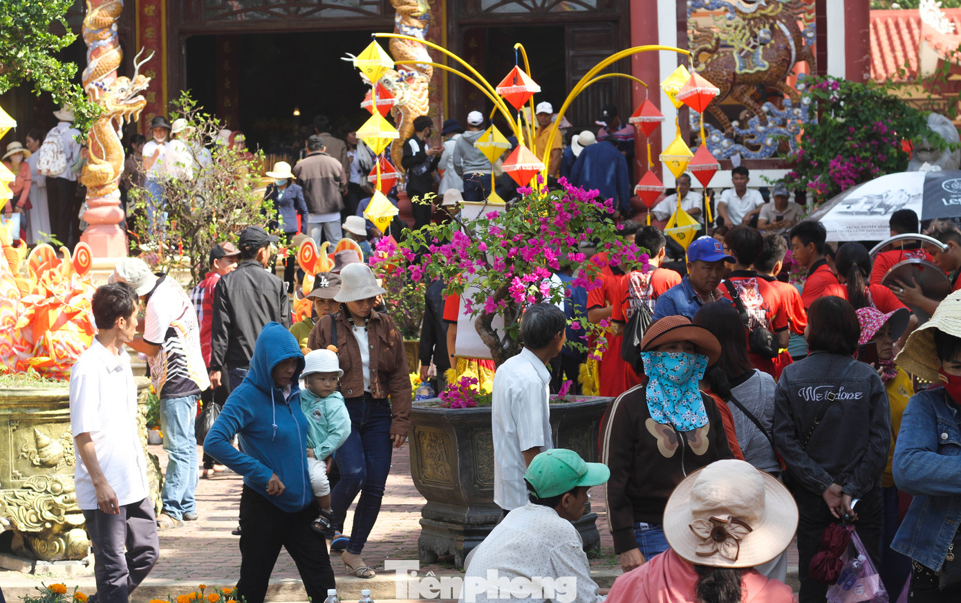 Theo ghi nhận của PV Tiền Phong, càng về trưa dòng người đi lễ chùa Ông Núi ngày một đông hơn.