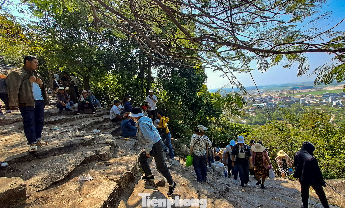 Hàng năm, vào các ngày 24-25 tháng Giêng Âm lịch, người dân, du khách, phật tử đến chùa Ông Núi dự lễ, để dâng hương, cầu phúc. Ảnh: Trương Định.