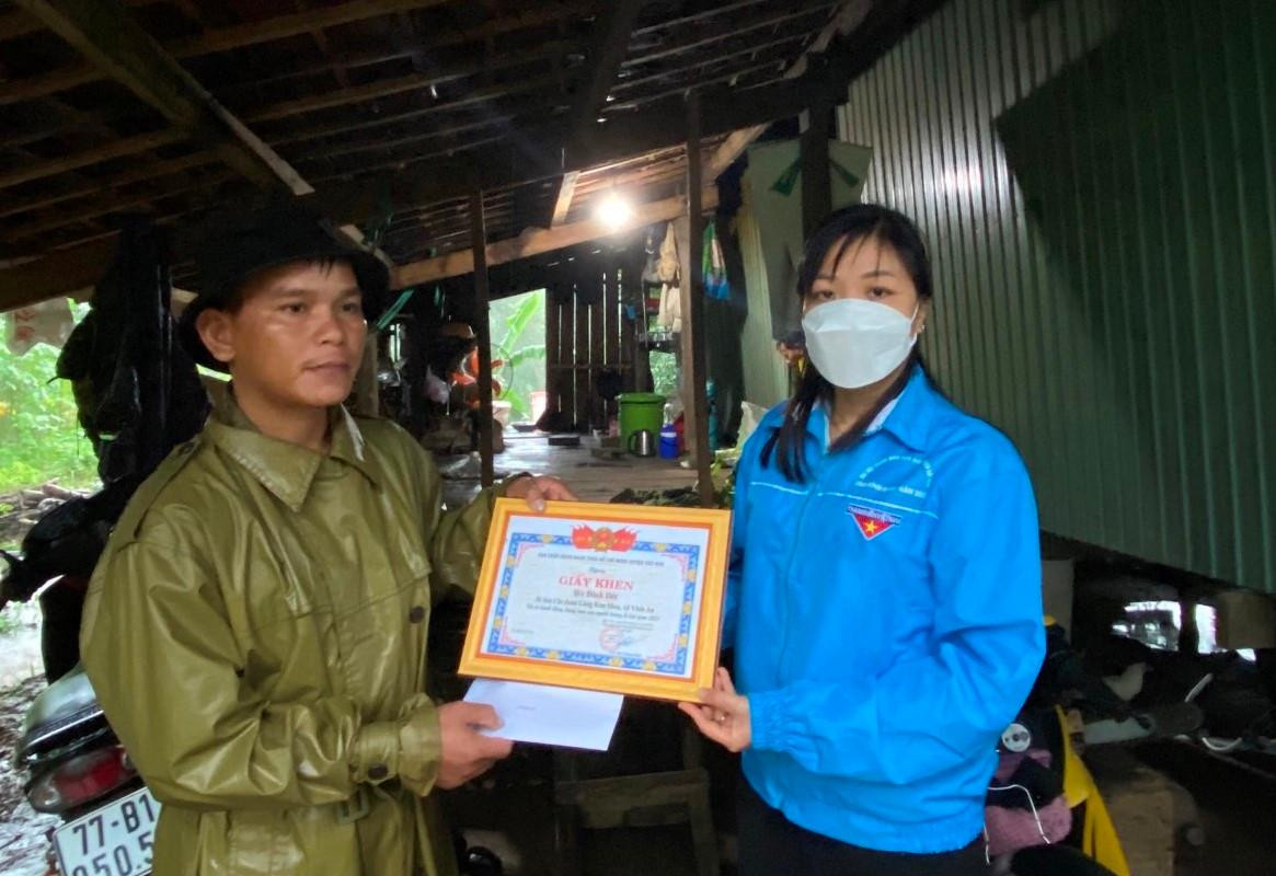 Huyện Đoàn Tây Sơn trao tặng bằng khen cho anh Đinh Dết.