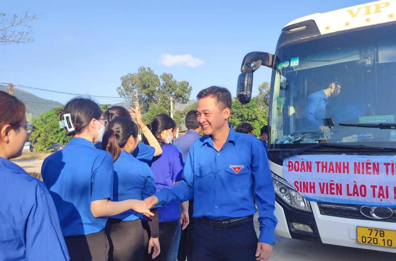 Anh Nguyễn Thành Trung – Phó Bí thư Thường trực Tỉnh Đoàn, Chủ tịch Hội LHTN Việt Nam tỉnh Bình Định động viên các bạn thanh niên. Anh Nguyễn Thành Trung – Phó Bí thư Thường trực Tỉnh Đoàn, Chủ tịch Hội LHTN Việt Nam tỉnh Bình Định động viên các bạn thanh niên.