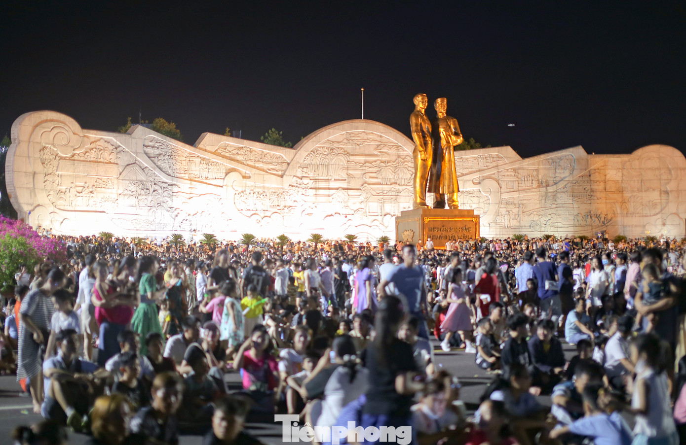 Người dân, du khách đổ về Quảng trường Nguyễn Tất Thành đón xem đêm khai mạc du lịch hè 2024. Ảnh: Trương Định.