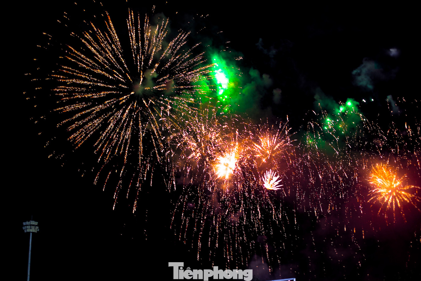 Màn bắn pháo hoa tầm cao bên bờ biển Quy Nhơn. Ảnh: Trương Định.