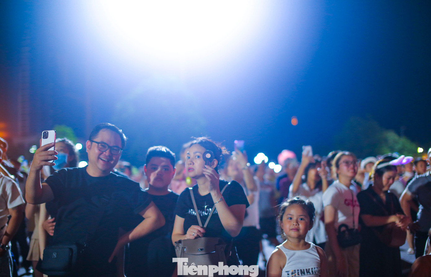 Hào hứng chờ xem pháo hoa. Ảnh: Trương Định.