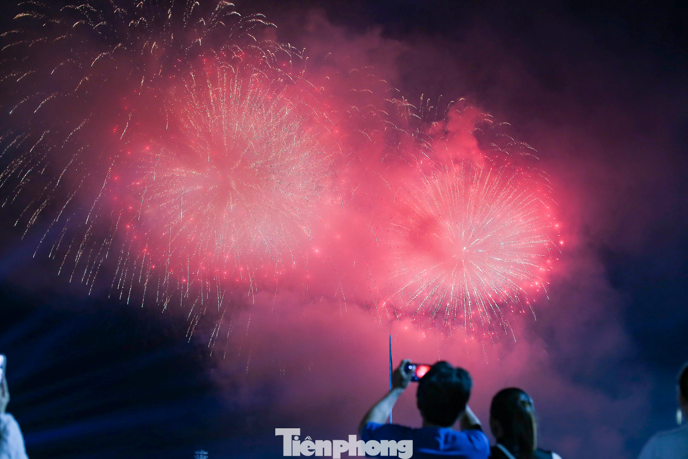 Pháo hoa rực sáng trên bầu trời Quy Nhơn. Ảnh: Trương Định.