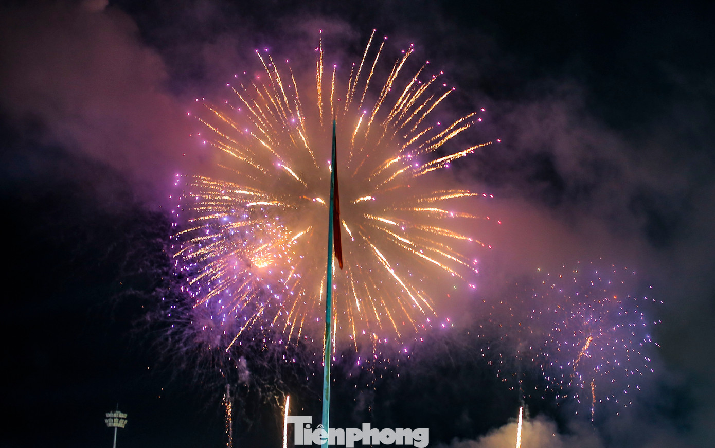 Pháo hoa rực sáng trên bầu trời Quy Nhơn. Ảnh: Trương Định.