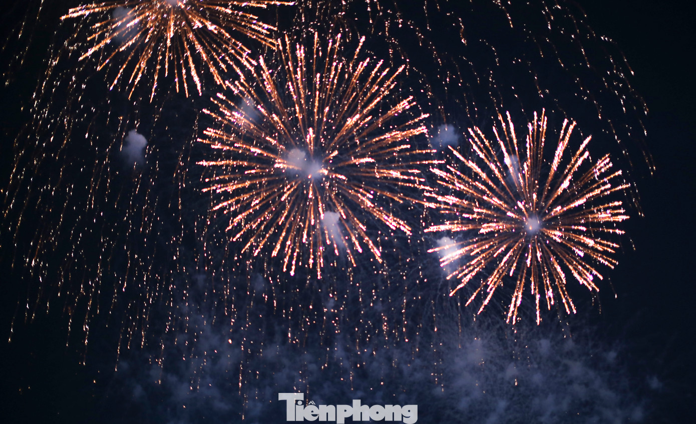 Khoảnh khắc được đông đảo khán giả hào hứng đón xem là tiết mục bắn pháo hoa tầm cao vào lúc 22h, ngay sau khi chương trình nghệ thuật kết thúc. Ảnh: Trương Định.