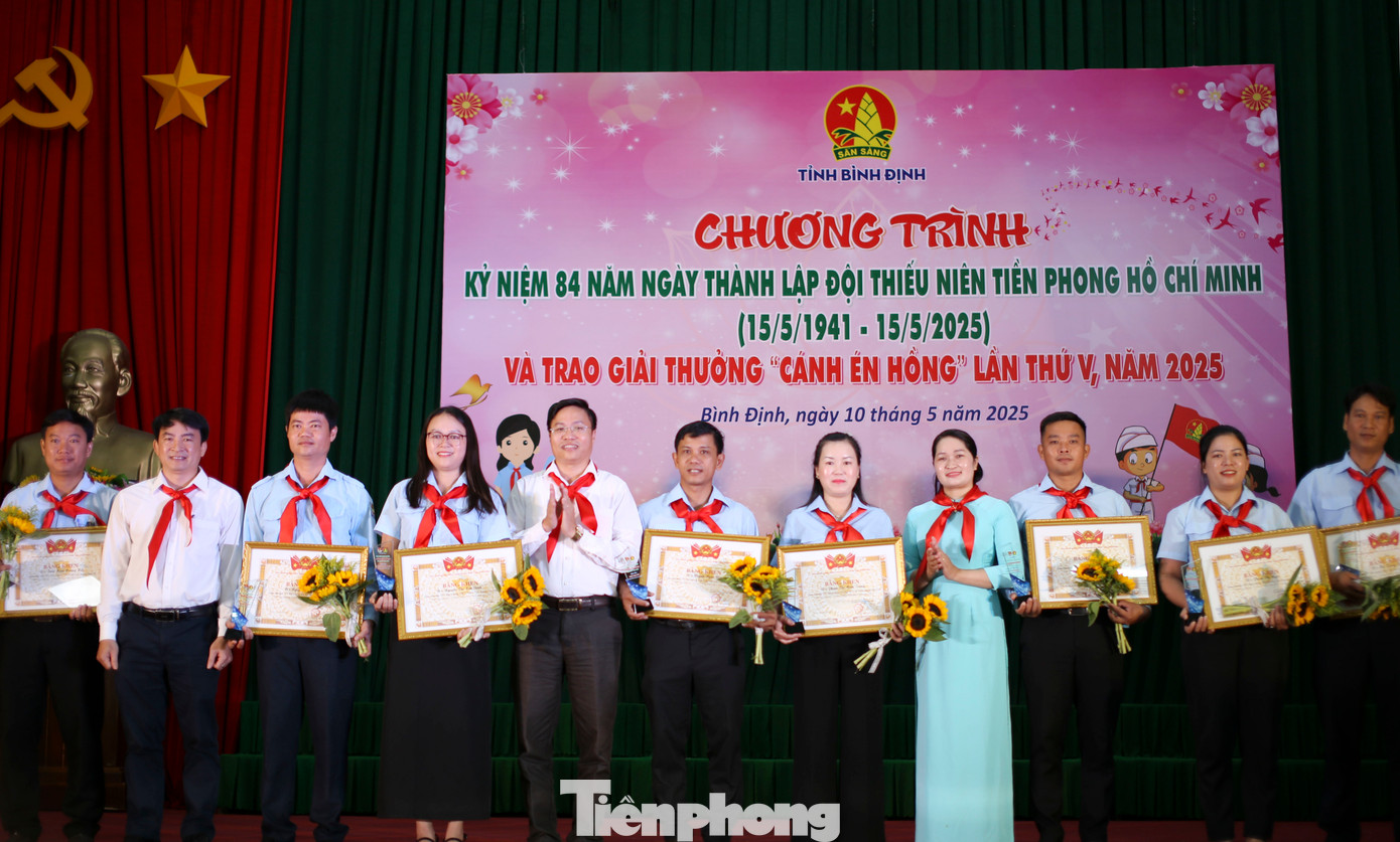 Tặng giải thưởng 'Cánh én hồng' cho 11 anh chị giáo viên làm Tổng phụ trách Đội tiêu biểu. Ảnh: Trương Định