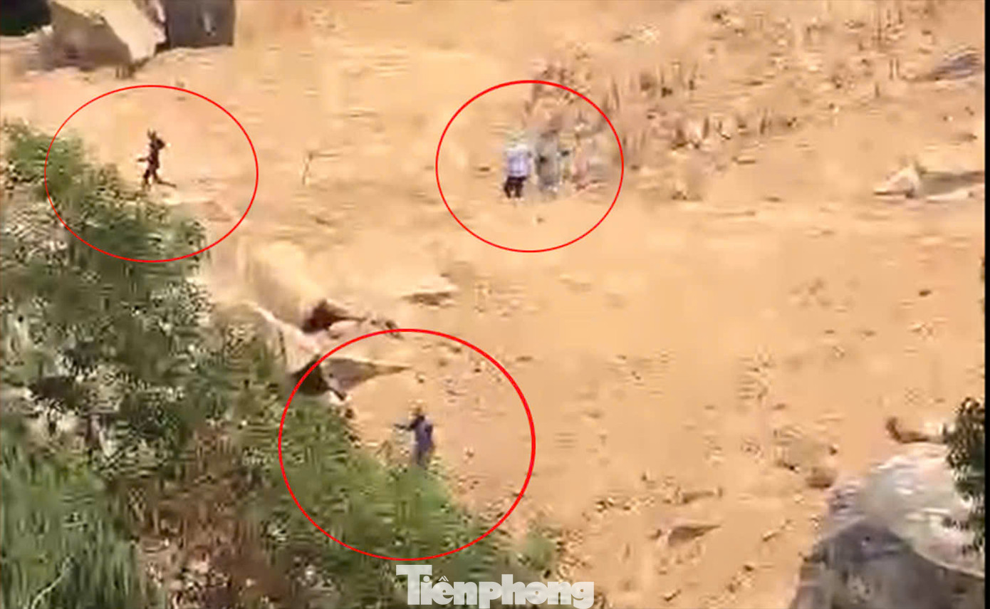 Các đối tượng khai thác đá tháo chạy khỏi hiện trường. Các đối tượng khai thác đá tháo chạy khỏi hiện trường.