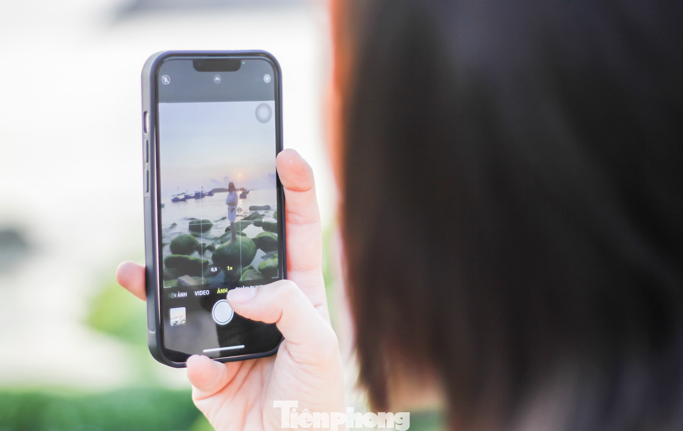 “Gia đình tôi đang du lịch Quy Nhơn nên sáng nay ghé đến đây, quả thực rất đẹp”, chị Nguyễn Thị Quỳnh Phượng – du khách đến từ Nha Trang chia sẻ. Ảnh: Trương Định