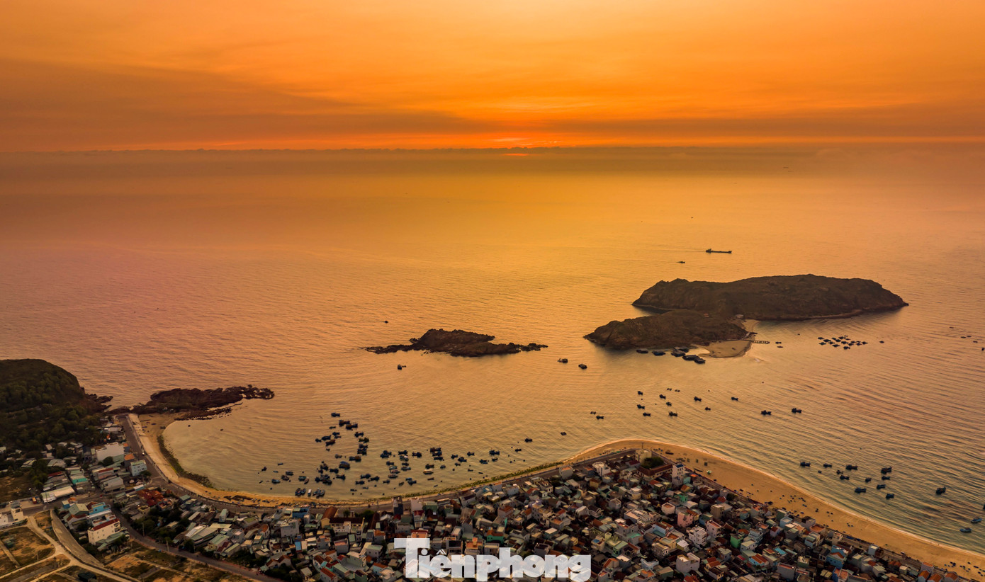 Nằm trên dãy Phương Mai, cách trung tâm TP Quy Nhơn khoảng 20 km, xã bán đảo Nhơn Hải đã và đang trở thành một điểm đến du lịch biển hấp dẫn nhiều du khách. Bãi biển Nhơn Hải mang hình cánh én lượn, cùng với làn sóng vỗ bờ đã tạo nên một khung cảnh tuyệt đẹp được thiên nhiên ban tặng. Ảnh: Dũng Nhân