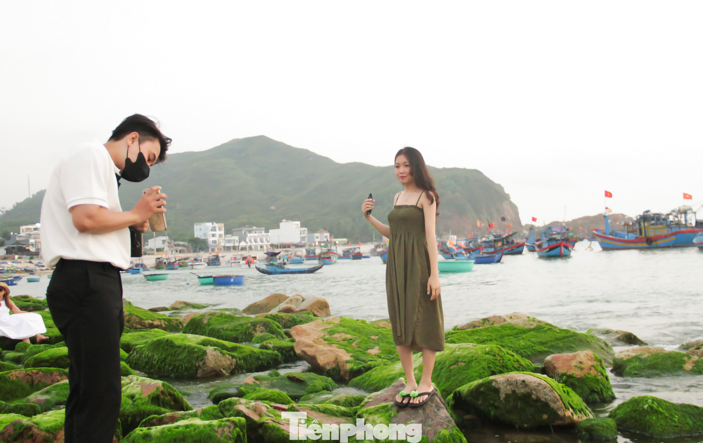 “Đẹp đến mức khó biết phải diễn tả như thế nào” – đó là chia sẻ ngắn gọn của bạn Huỳnh Hóa khi thủy triều vừa rút để lộ ra những phiến đá phủ đầy rêu xanh. Ảnh: Trương Định