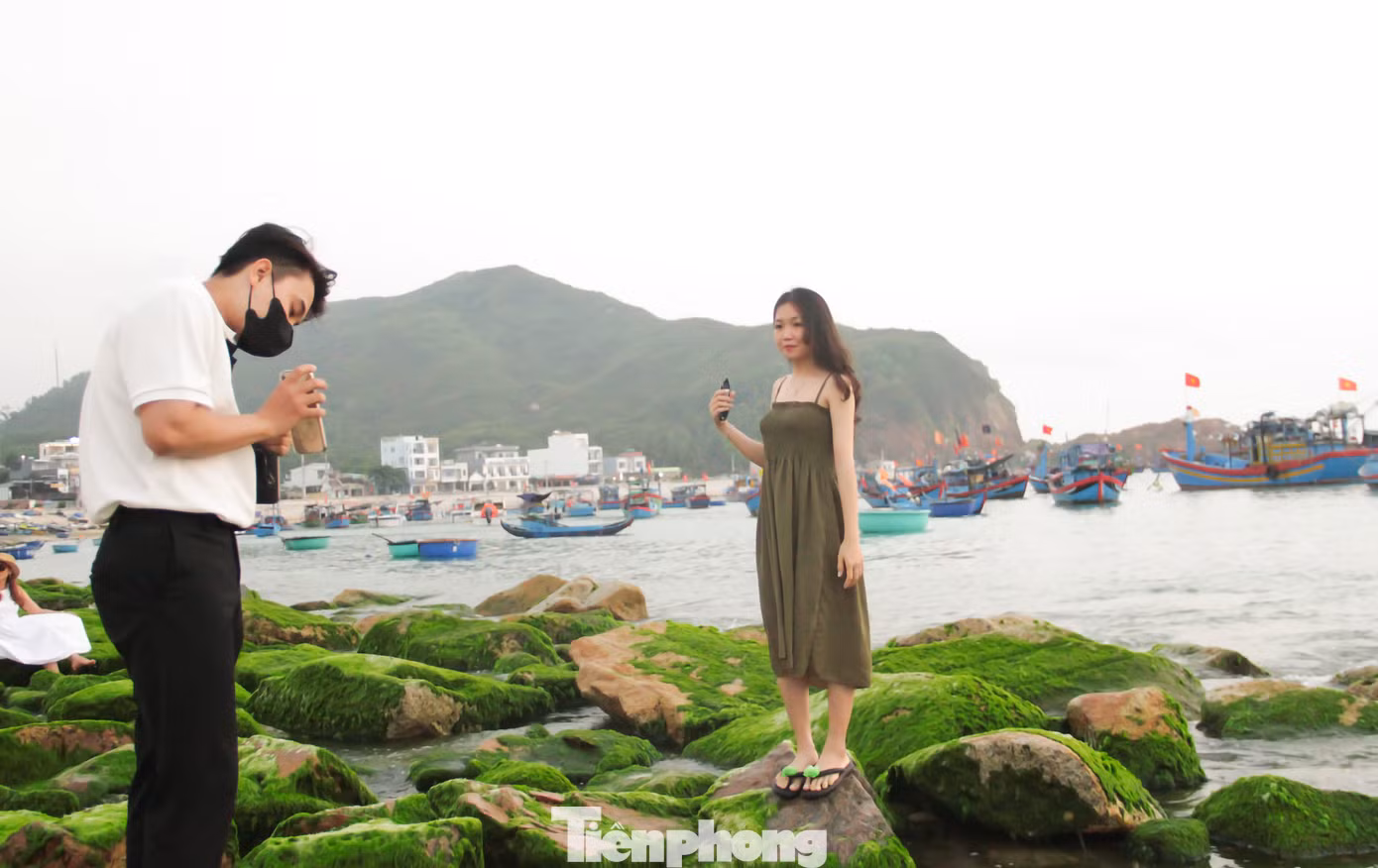“Đẹp đến mức khó biết phải diễn tả như thế nào” – đó là chia sẻ ngắn gọn của bạn Huỳnh Hóa khi thủy triều vừa rút để lộ ra những phiến đá phủ đầy rêu xanh. Ảnh: Trương Định