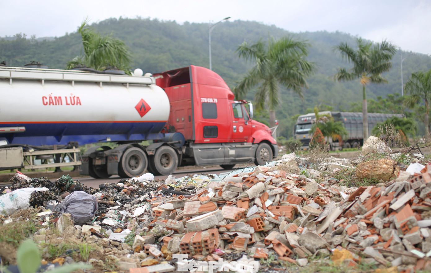 Xà bần, rác thải chất thành đống bên đường. Ảnh: Trương Định