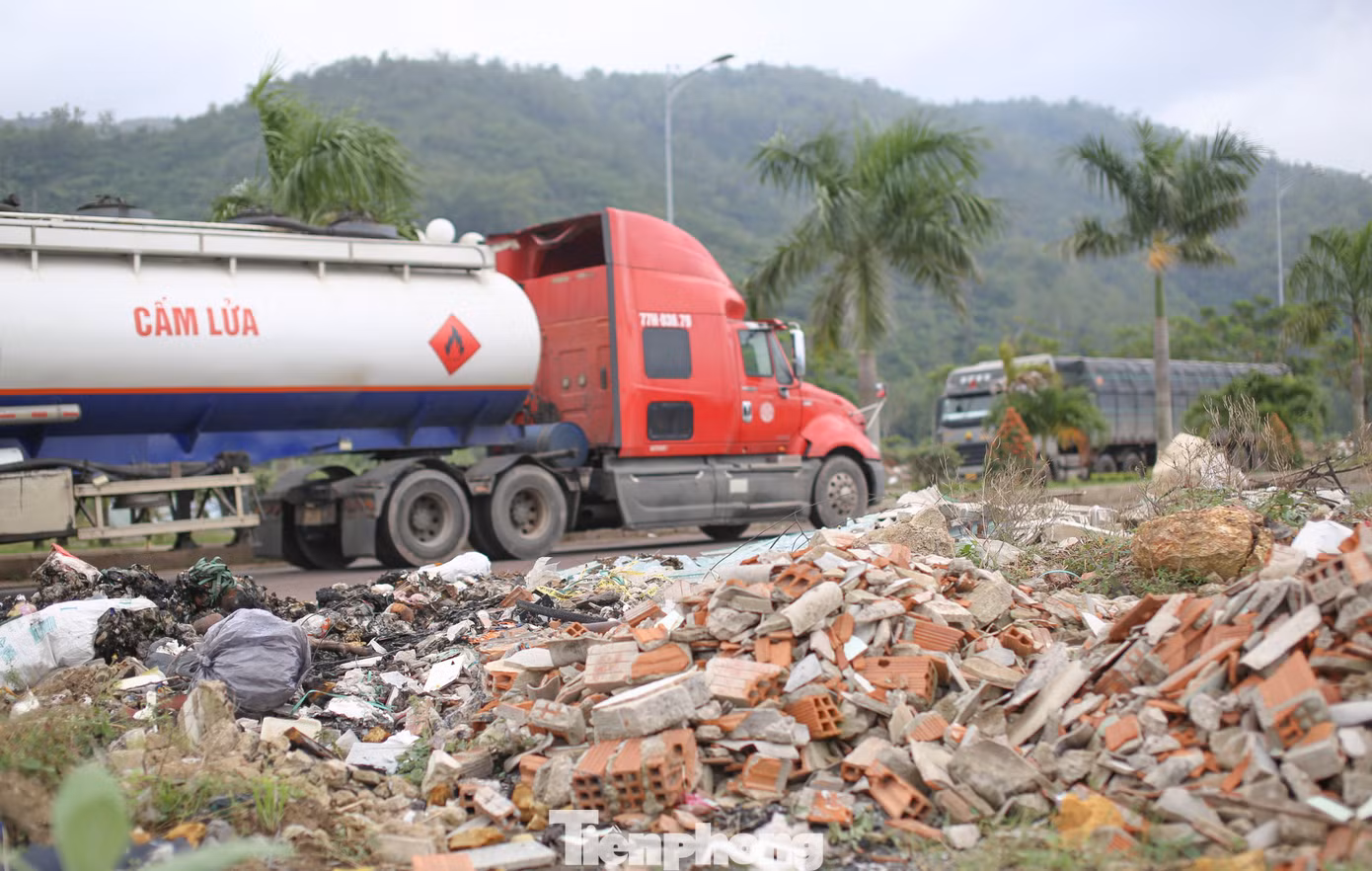 Xà bần, rác thải chất thành đống bên đường. Ảnh: Trương Định Xà bần, rác thải chất thành đống bên đường. Ảnh: Trương Định