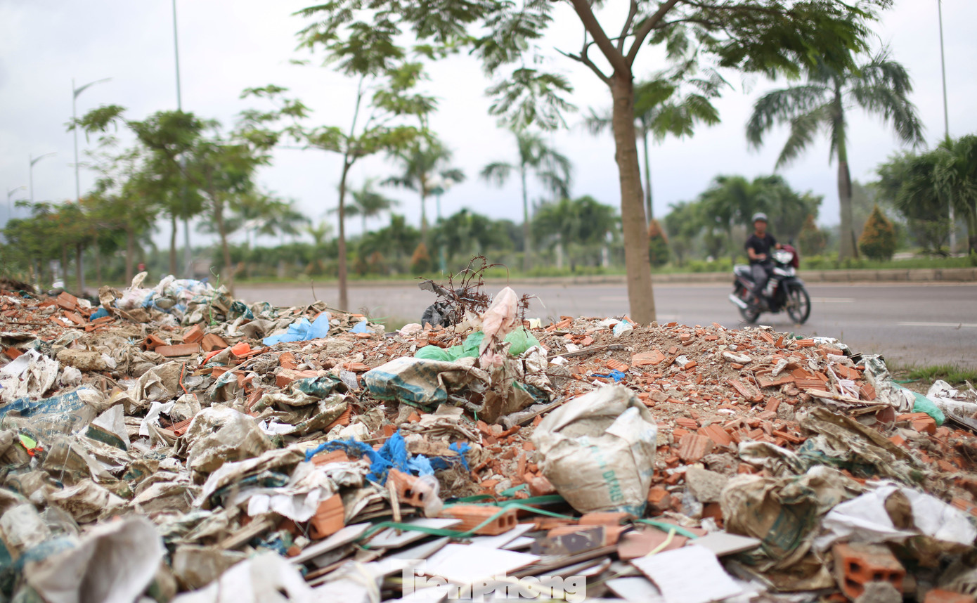 Hằng ngày đi làm qua tuyến đường, ông Lò Văn Sử (70 tuổi, phường Bùi Thị Xuân) nói: “Tuyến đường cũng mới làm đây, rất đẹp nhưng giờ xà bần, rác thải đổ bừa bãi như thế này nhìn rất mất thẩm mỹ, hôi thối”. Ảnh: Trương Định