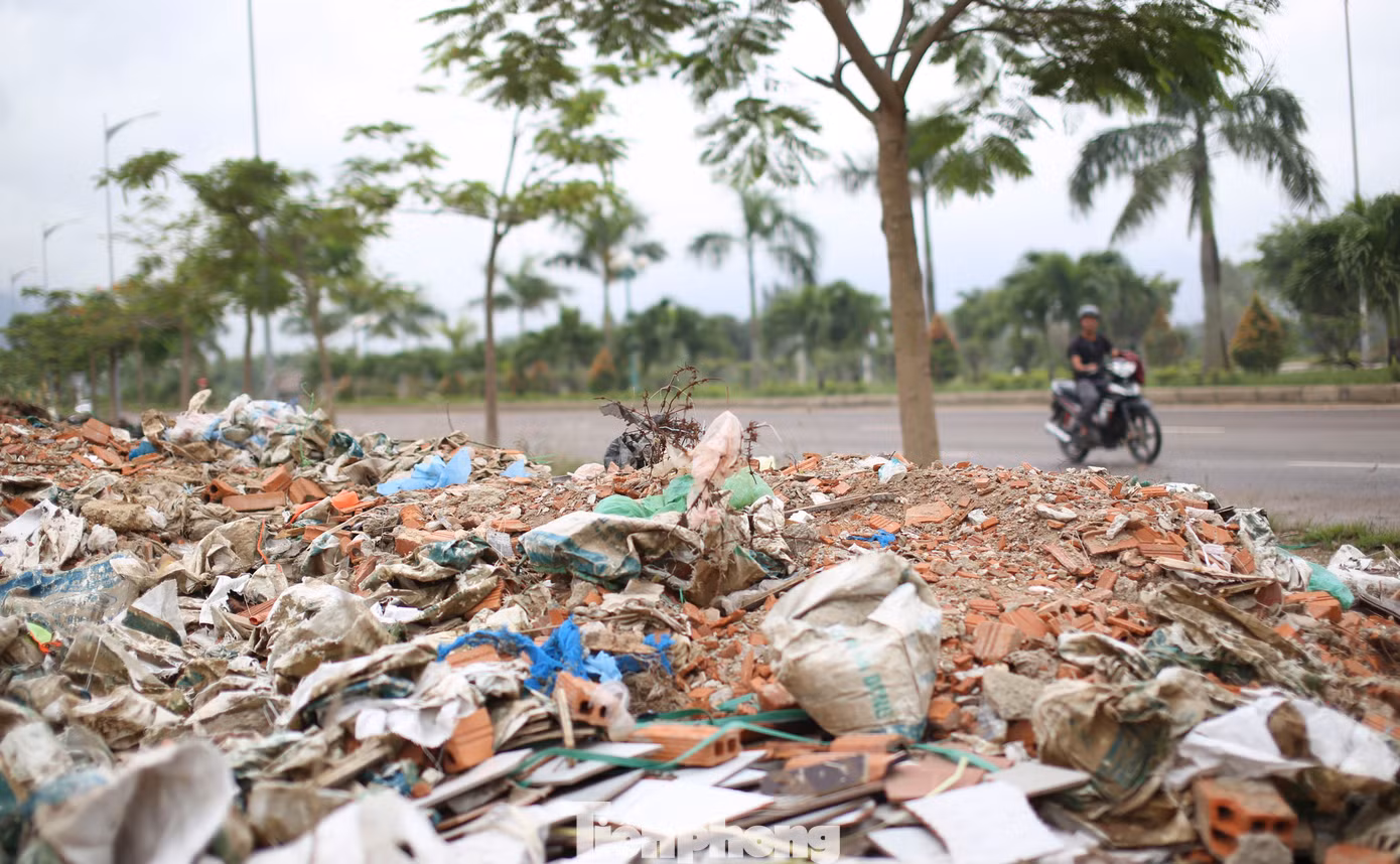 Hằng ngày đi làm qua tuyến đường, ông Lò Văn Sử (70 tuổi, phường Bùi Thị Xuân) nói: “Tuyến đường cũng mới làm đây, rất đẹp nhưng giờ xà bần, rác thải đổ bừa bãi như thế này nhìn rất mất thẩm mỹ, hôi thối”. Ảnh: Trương Định Hằng ngày đi làm qua tuyến đường, ông Lò Văn Sử (70 tuổi, phường Bùi Thị Xuân) nói: “Tuyến đường cũng mới làm đây, rất đẹp nhưng giờ xà bần, rác thải đổ bừa bãi như thế này nhìn rất mất thẩm mỹ, hôi thối”. Ảnh: Trương Định