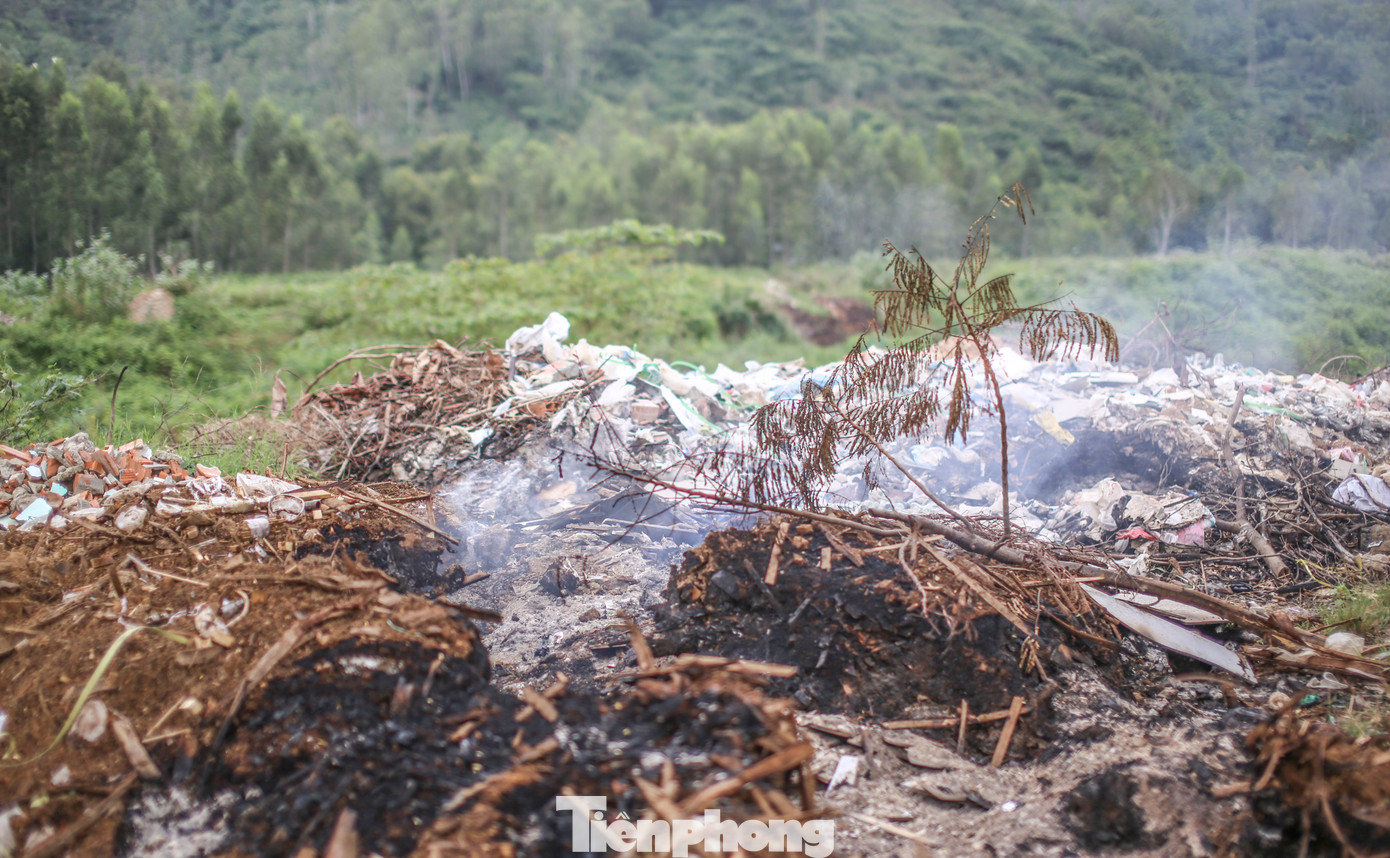 Thời điểm ghi nhận, có những đống rác khói đen vẫn còn bốc lên nghi ngút. Ảnh: Trương Định