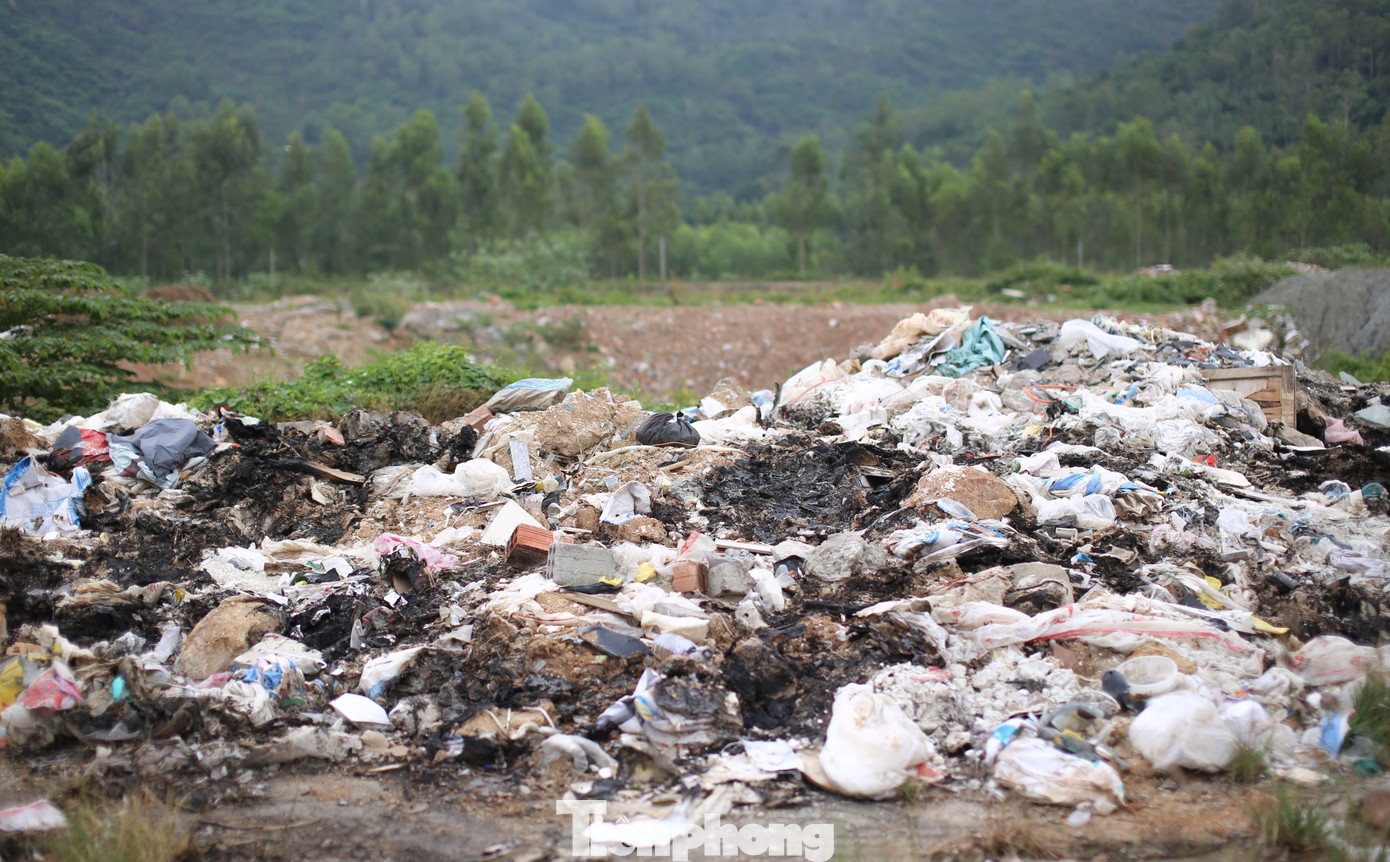 Hiện nay, vỉa hè 2 bên đường một số vị trí trở nên nhếch nhác, mất mỹ quan đô thị, bởi tình trạng xà bần, rác đổ thải bừa bãi. Ảnh: Trương Định