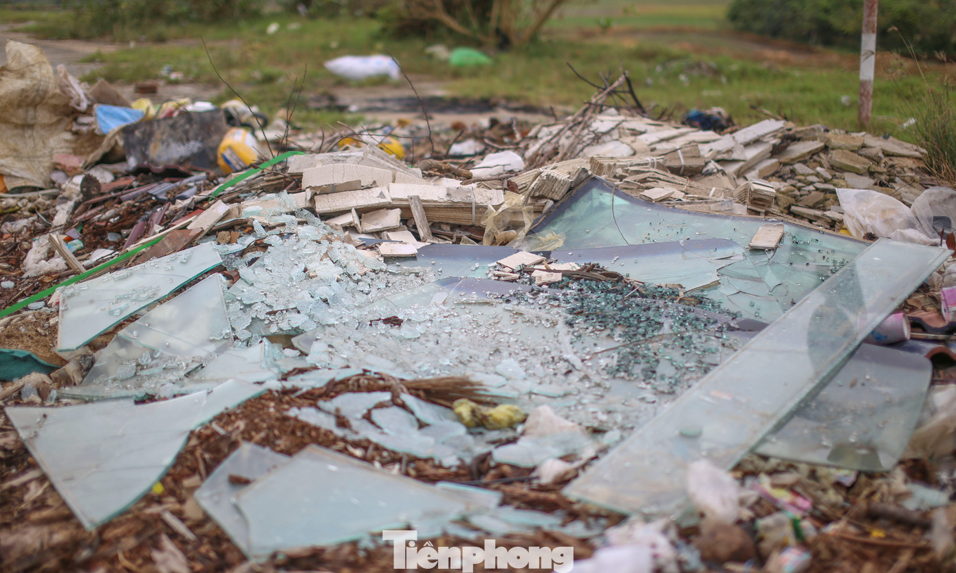 Những tấm kính thủy tinh vứt bừa bãi, rất nguy hiểm. Ảnh: Trương Định