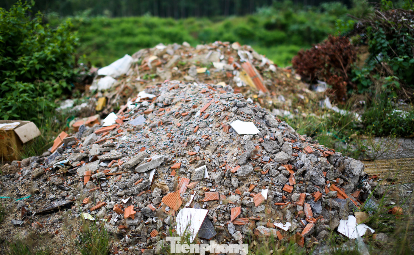 Trao đổi với PV, ông Trần Sơn Bình - Phó Chủ tịch UBND phường Trần Quang Diệu cho hay, trên trục này, địa phương đã cắm một số biển cấm, nhưng nơi đây vắng dân cư, một số người lén lút chở xà bần đến đổ thải, chủ yếu vào ban đêm nên rất khó phát hiện để xử lý. "Vừa rồi, chúng tôi chỉ đạo công an, lực lượng trật tự đô thị tăng cường tuần tra trên tuyến nếu phát hiện thì kịp thời xử lý để làm gương”, ông Bình nói. Ảnh: Trương Định