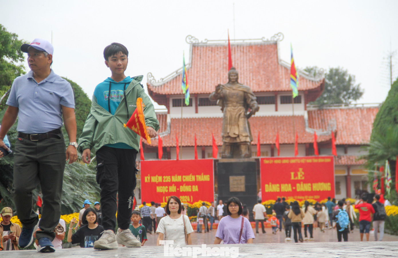 Trong chương trình lễ kỷ niệm 235 năm Chiến thắng Ngọc Hồi - Đống Đa (1789-2024) vào tối nay (13/2), tại Quảng trường trước Bảo tàng Quang Trung diễn ra nhiều chương trình nghệ thuật đặc sắc, với các tiết mục được dàn dựng công phu, quy tụ hơn 400 nghệ sĩ, ca sĩ, diễn viên đến từ Nhà hát Nghệ thuật truyền thống tỉnh, Bảo tàng Quang Trung, Trung tâm Võ thuật cổ truyền Bình Định, Trung tâm Văn hóa tỉnh Bình Định… Ảnh: Trương Định.