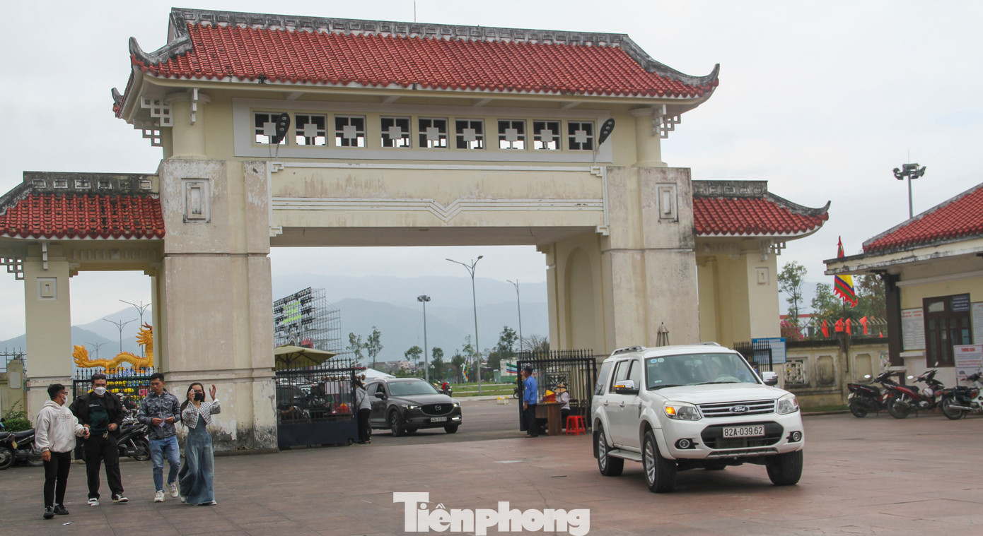 Ngay sau khi kết thúc chương trình sẽ có màn bắn pháo hoa tầm thấp chào mừng lễ hội, đón chào năm mới Giáp Thìn 2024. Ảnh: Trương Định.