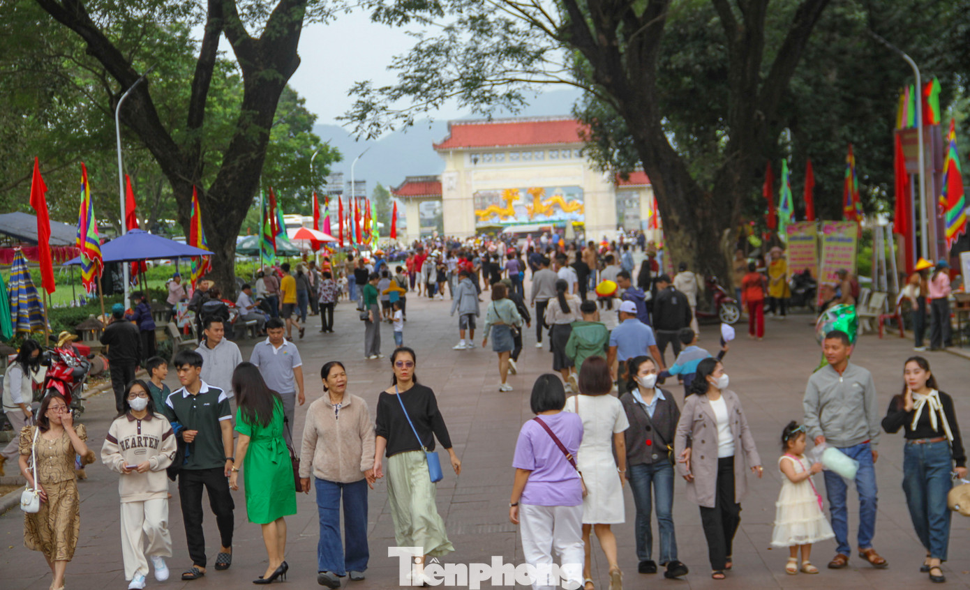 Hàng năm, bắt đầu từ mùng 4 Tết Âm lịch người dân tỉnh Bình Định và du khách cả nước lại náo nức du xuân, trẩy hội Đống Đa tại Bảo tàng Quang Trung (thị trấn Phú Phong, huyện Tây Sơn) để tưởng nhớ tới công lao lẫy lừng của các thủ lĩnh phong trào Tây Sơn, đặc biệt là người anh hùng áo vải Quang Trung – Nguyễn Huệ. Ảnh: Trương Định.