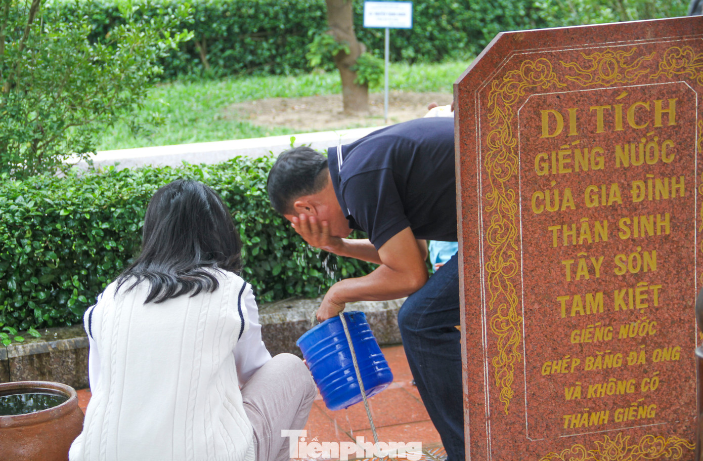 Đến với Bảo tàng Quang Trung, người dân và du khách thường đến khu vực giếng cổ của gia đình thân sinh Tây Sơn Tam Kiệt, rửa mặt sạch sẽ, uống ngụm nước, sau đó chỉnh trang áo quần gọn gàng rồi vào dâng hương trong Điện thờ Tây Sơn Tam Kiệt. Ảnh: Trương Định.