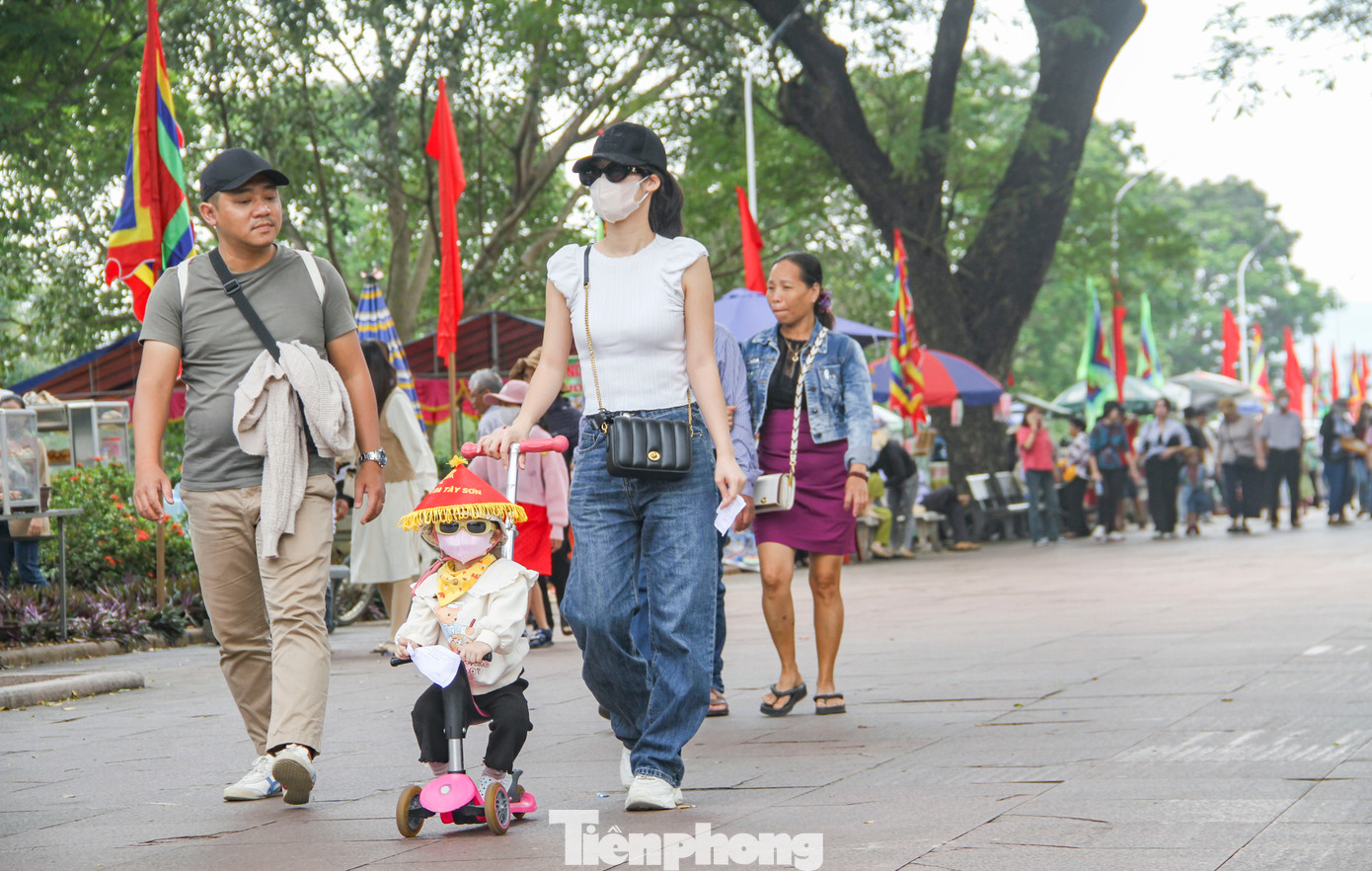 Ngay từ sáng sớm, từng dòng người kéo nhau về Bảo tàng Quang Trung du xuân, trẩy hội mỗi lúc một đông. Khuôn viên bảo tàng cũng rộn ràng và náo nhiệt các hoạt động vui xuân. Ảnh: Trương Định.