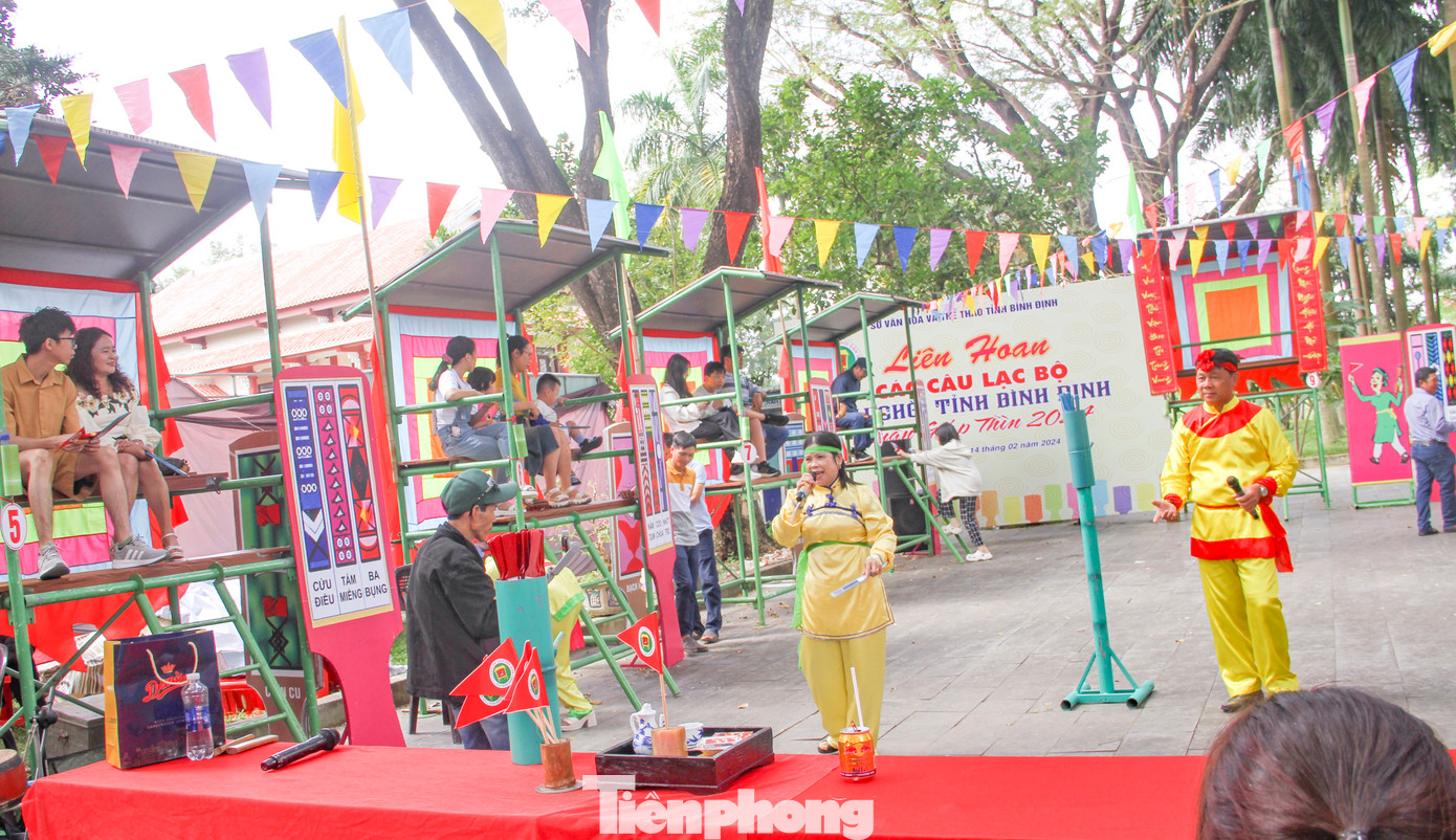 Người dân và du khách du xuân, trẩy hội Đống Đá còn được xem hội Bài Chòi cổ ở Bình Định. Ảnh: Trương Định.