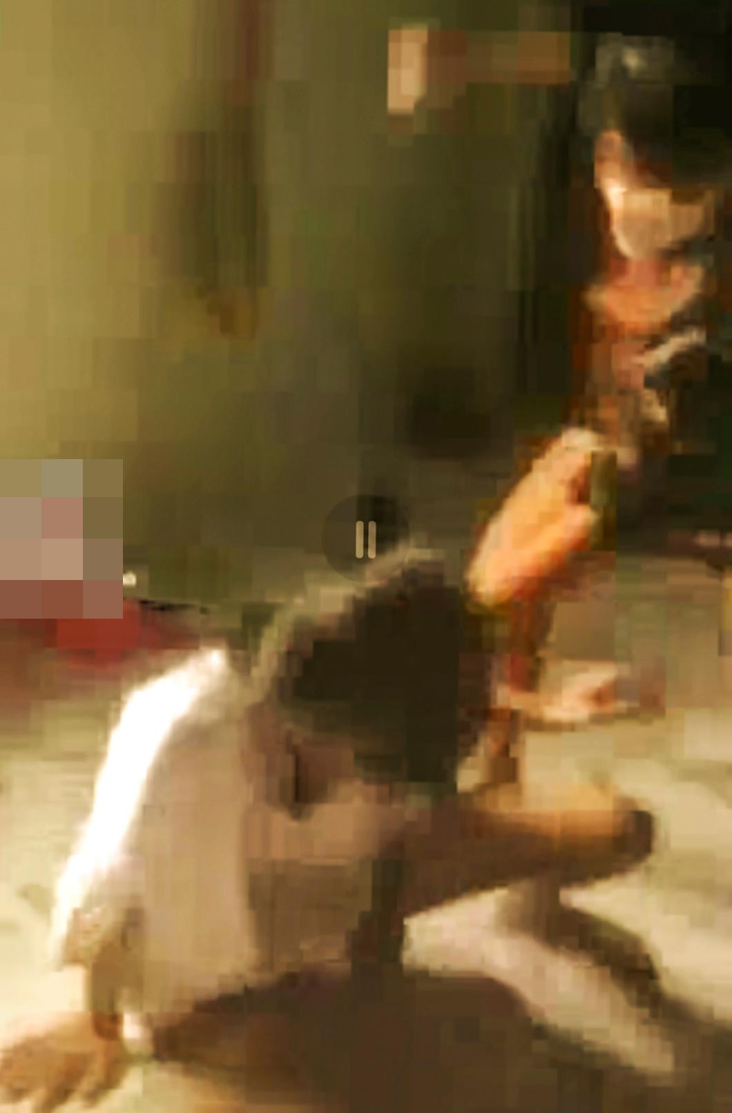 Em M. bị nhóm bạn đánh đập ngay tại nhà. Ảnh chụp từ clip Em M. bị nhóm bạn đánh đập ngay tại nhà. Ảnh chụp từ clip