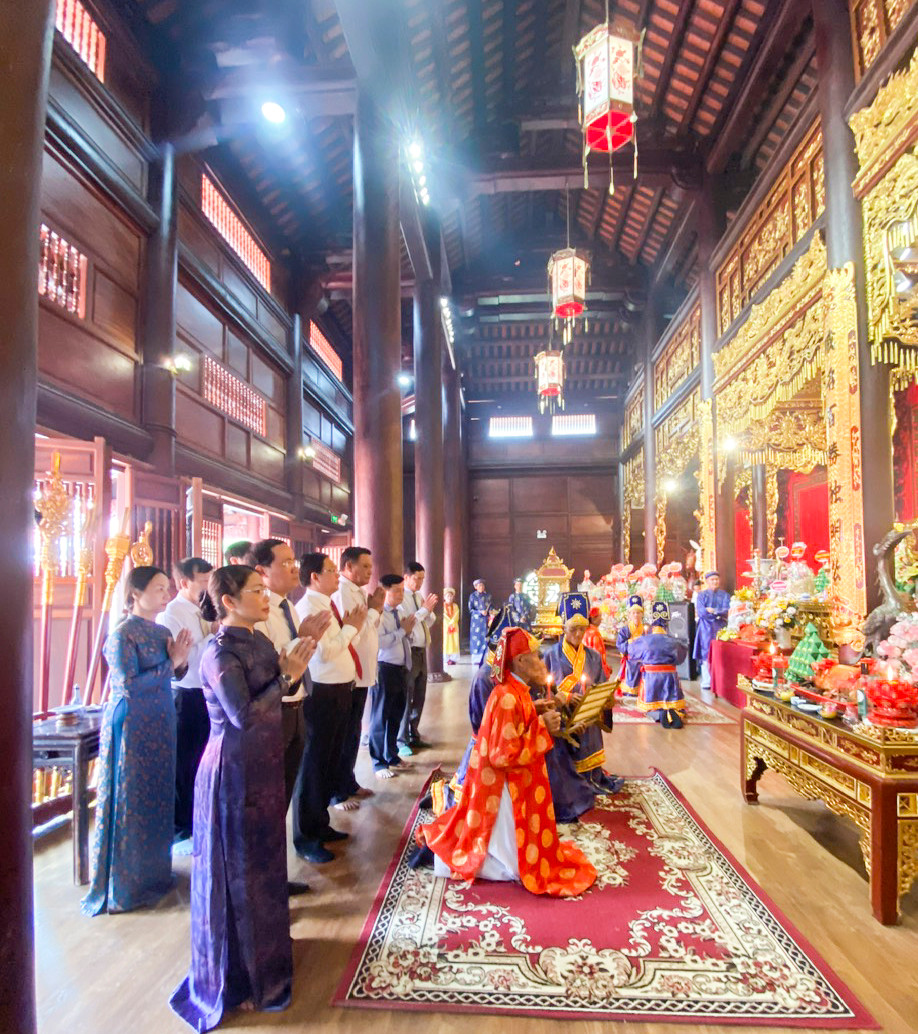 Lãnh đạo tỉnh Bình Định tham gia các nghi thức lễ truyền thống. Ảnh: Công Lập. Lãnh đạo tỉnh Bình Định tham gia các nghi thức lễ truyền thống. Ảnh: Công Lập.