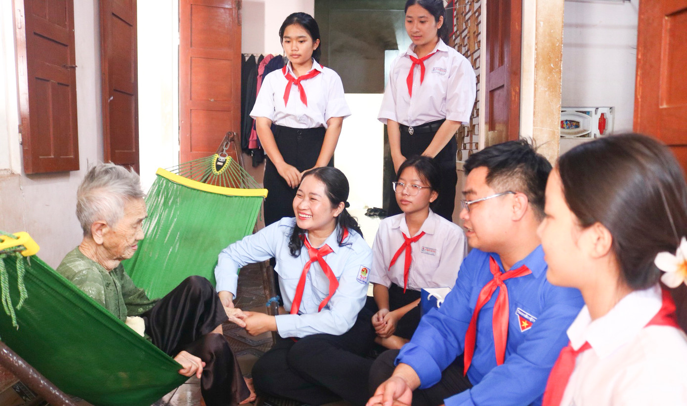 Dịp này, lãnh đạo Tỉnh Đoàn cùng các em là đội viên, thiếu niên nhi đồng xuất sắc đến thăm hỏi, tặng quà cho các Mẹ Việt Nam anh hùng tại thị xã An Nhơn.