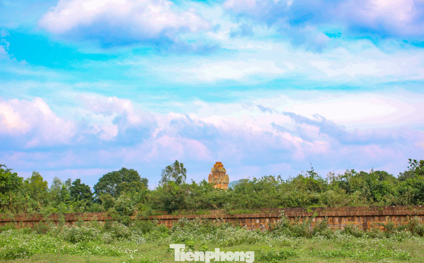 Là di tích mang tính kế thừa, Thành Hoàng Đế đan xen nhiều lớp kiến trúc khác nhau, từ vương triều Chămpa thế kỷ XI-XV, đến thời Tây Sơn trong những năm 1776-1802, rồi đến nhà Nguyễn từ năm 1802. Trong ảnh là Tháp Cánh Tiên, công trình kiến trúc cổ thời Chămpa, cách Thành Hoàng Đế khoảng 400 m. Ảnh: Trương Định.
