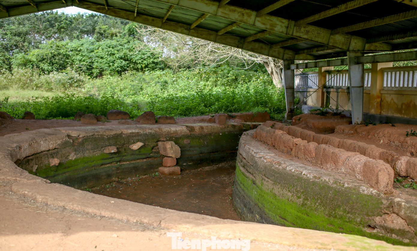 Vừa qua, trong quá trình khai quật khảo cổ, hai hồ bán nguyệt cùng nhiều dấu tích kiến trúc thời Tây Sơn trong khu Tử Cấm Thành đã được phát lộ. Ảnh: Trương Định.