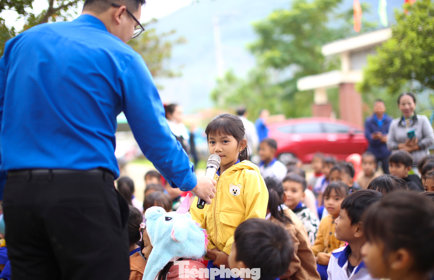Các em thiếu nhi tham gia trả lời câu hỏi, nhận quà.