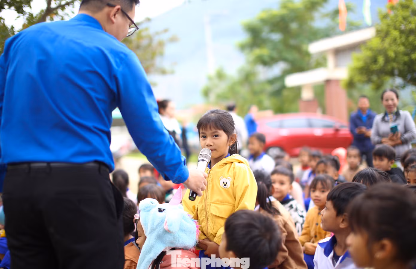 Các em thiếu nhi tham gia trả lời câu hỏi, nhận quà.