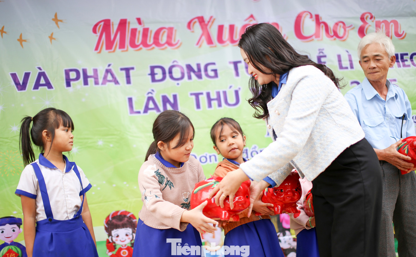 Chị Huỳnh Thị Thanh Nguyệt - Phó Bí thư Tỉnh Đoàn, Chủ tịch Hội đồng Đội tỉnh Bình Định cho hay, chương trình là hoạt động thường niên nhằm mang lại một cái Tết ấm áp, vui tươi cho các em thiếu nhi, đặc biệt là các em có hoàn cảnh khó khăn. Ảnh: Trương Định