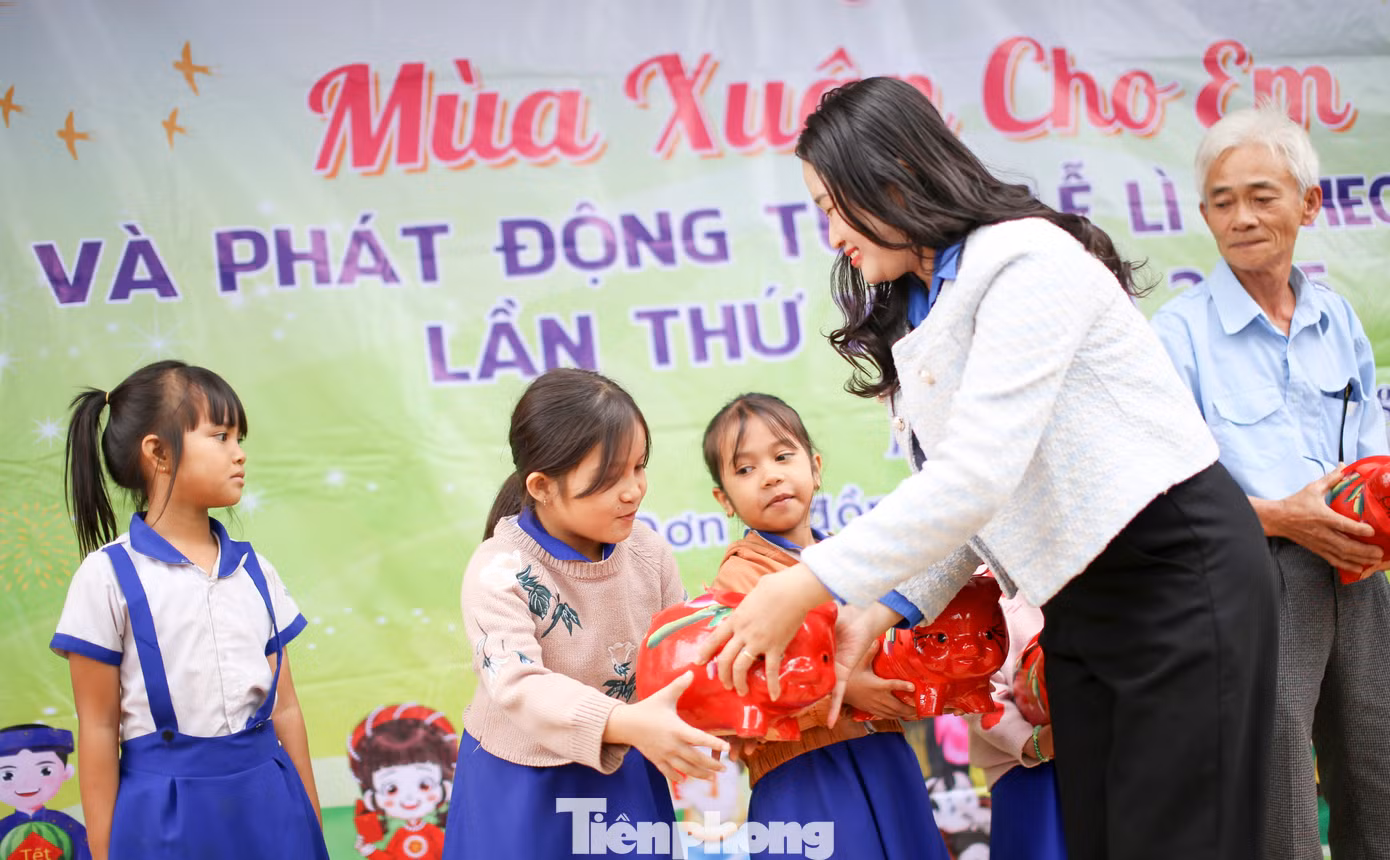 Chị Huỳnh Thị Thanh Nguyệt - Phó Bí thư Tỉnh Đoàn, Chủ tịch Hội đồng Đội tỉnh Bình Định cho hay, chương trình là hoạt động thường niên nhằm mang lại một cái Tết ấm áp, vui tươi cho các em thiếu nhi, đặc biệt là các em có hoàn cảnh khó khăn. Ảnh: Trương Định